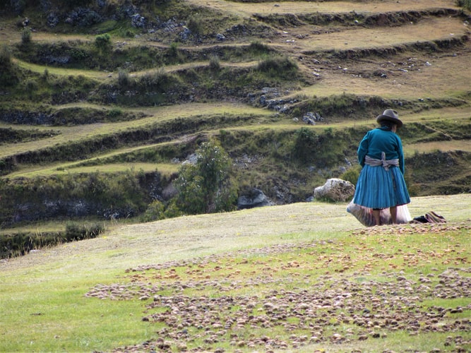 peru-sacred-valley women in Peru - Sacred Valley