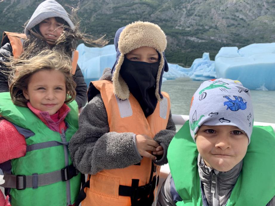 A group of kids enjoying a boat trip in El Calafate.