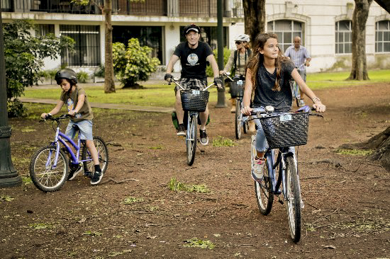 A family in a bike tour in Buenos Aires.