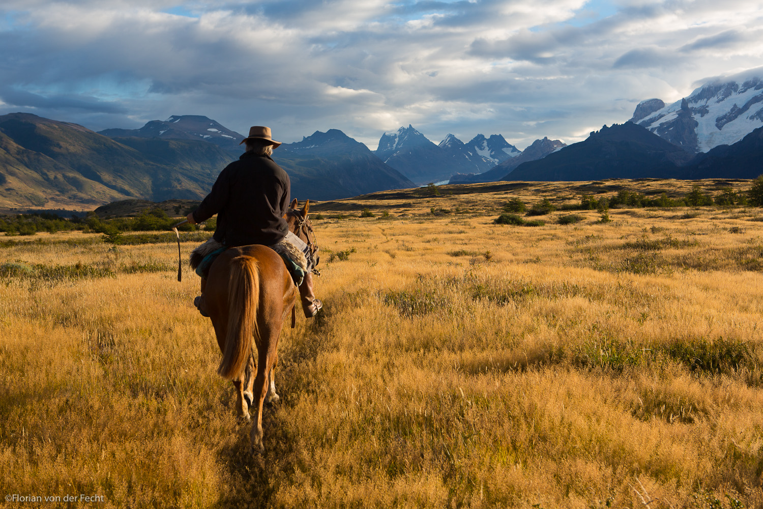 horseback-riding-in-traditional-estancia-in-patagonia