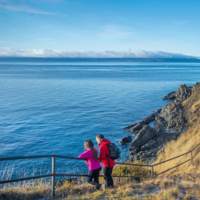 fuerte-bulnes-punta-arenas Couple in Punta Arenas looking the horizon pver the sea.