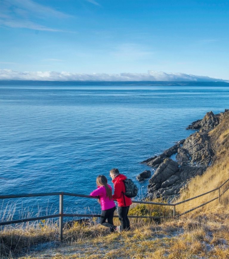 fuerte-bulnes-punta-arenas Couple in Punta Arenas looking the horizon pver the sea.
