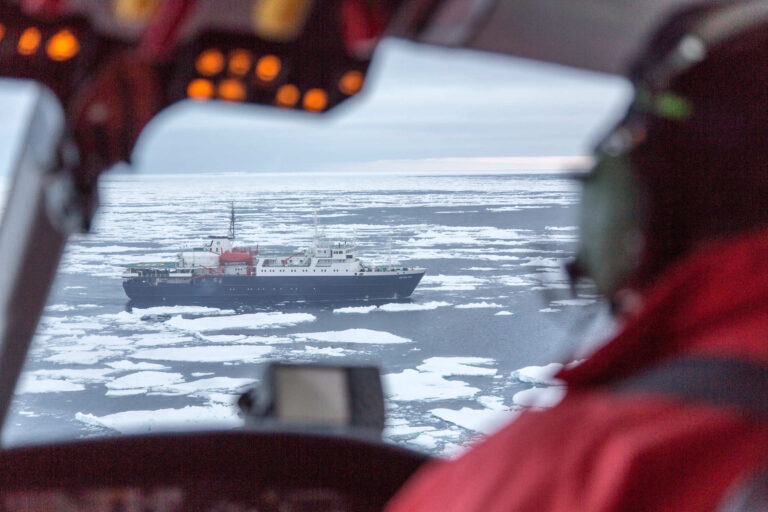 overflying-antarctica-cruise-in-an-helicopter overflying-antarctica-cruise-in-an-helicopter