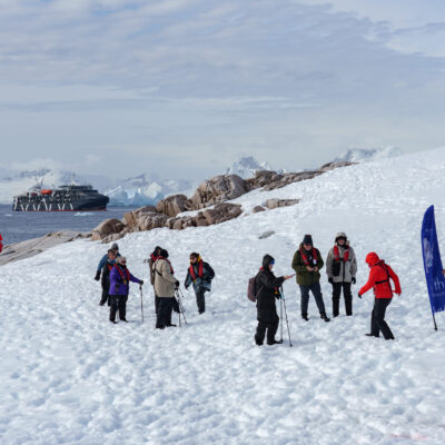 people-walking-in-the-antarctic-continent
