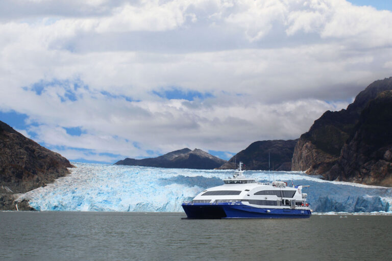 Catamarán Laguna San Rafael Catamaran Laguna San Rafael chile